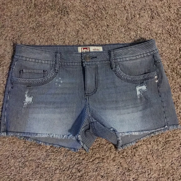 Juniors size 11 cut off shorts. Never worn - Picture 1 of 3